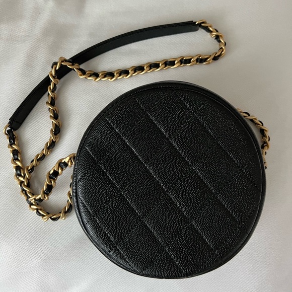 Chanel Clutch with chain - Picture 2 of 7